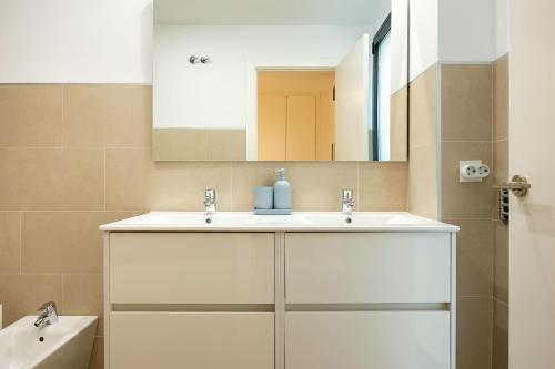 Charming 2 Bedroom Apartment with FREE PARKING close to Torre del Oro by Ocityzen