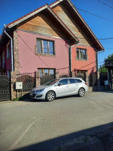 um carro prateado estacionado em frente a uma casa em Casa de vis Miriam 