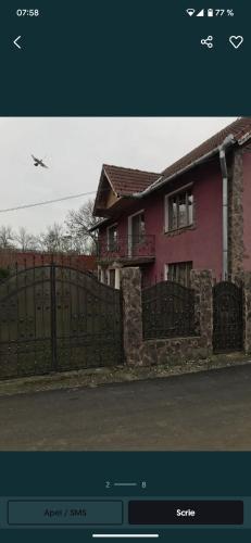 uma imagem de uma casa com uma cerca em Casa de vis Miriam 