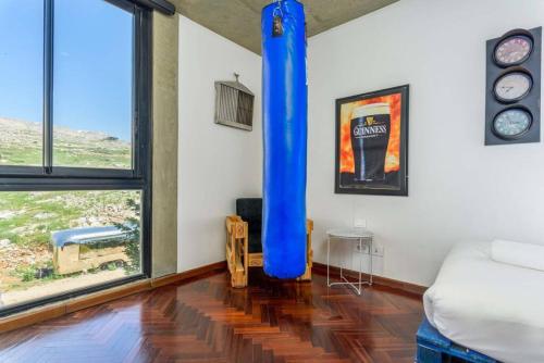 una sala de estar con un poste azul en la esquina en Luxury Stay at Bakish Peaks Villa with pool, 