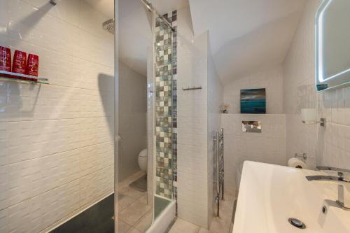 a bathroom with a shower and a sink at Spacious Two Bedroom Apartment in Camden by London Zoo in London