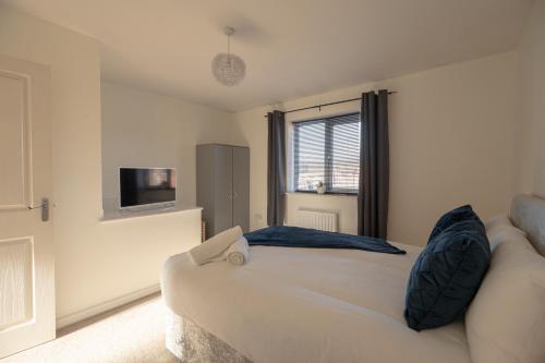 Un dormitorio con una cama grande y una ventana en Pottery Wharf By Horizon Stays, en Thornaby on Tees