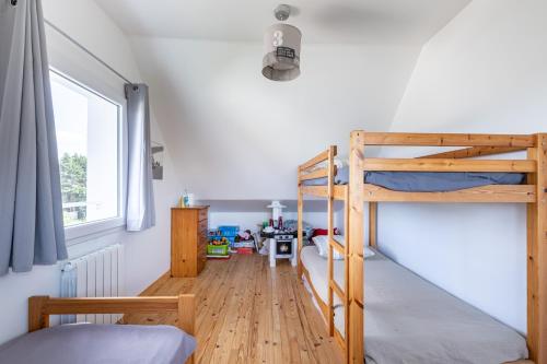 a bedroom with two bunk beds and a desk at Ker Helly - Belle Maison avec Terrasse à Fréhel in Frehel
