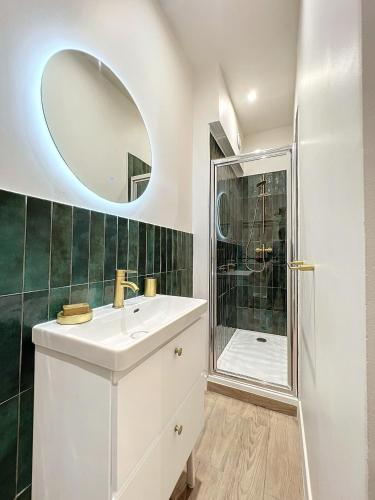 une salle de bain blanche avec un lavabo et une douche dans l'établissement Élegant Appartement - Hyper Centre & Climatisation - Les Frères de la Loc', à Marseille