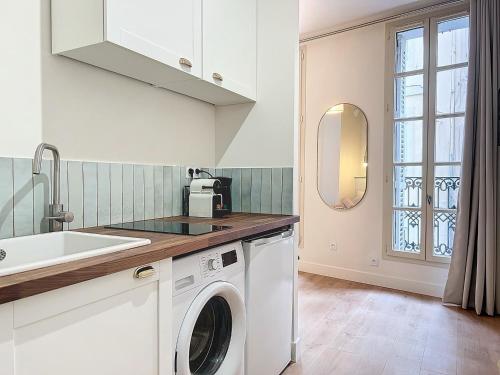 une cuisine avec une machine à laver et un évier dans l'établissement Élegant Appartement - Hyper Centre & Climatisation - Les Frères de la Loc', à Marseille