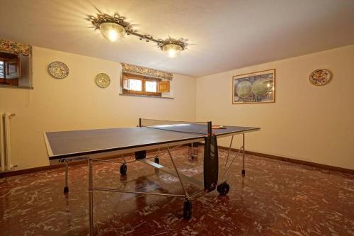 a ping pong table in the middle of a room at Villa Lilli con piscina riscaldata in Montecatini Terme