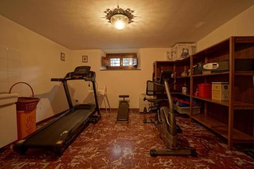 a room with a gym with a treadmill at Villa Lilli con piscina riscaldata in Montecatini Terme
