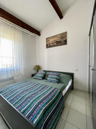 une chambre avec un grand lit avec deux oreillers dans l'établissement La Maison sur la côte, à Fleury