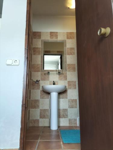 a bathroom with a sink and a mirror at Bed & Breakfast Casa Ceratonia in Alora