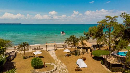 Itaparica praia hotel في إتاباريكا: اطلالة على الشاطئ مع وجود قارب في الماء