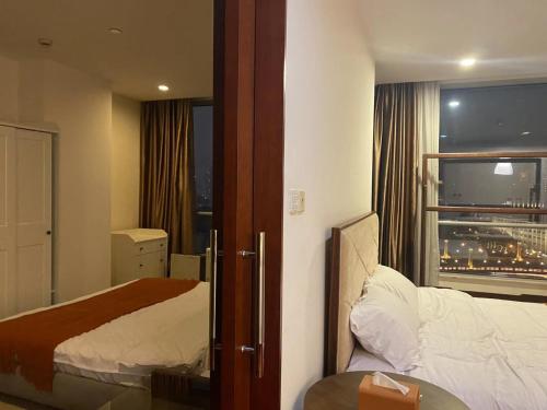 ein Hotelzimmer mit einem Bett und einem Fenster in der Unterkunft River House Near The Peoples Square And The Bund in Shanghai