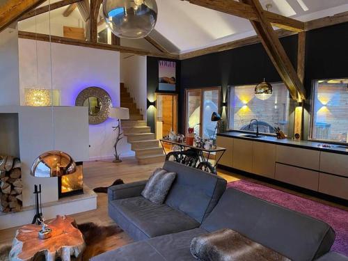 ein Wohnzimmer mit einem Sofa und einem Kamin in der Unterkunft Exklusive Alpen Lounge Bayrischzell in Bayrischzell