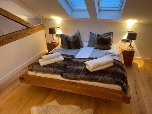 ein Schlafzimmer mit einem großen Bett mit Kissen darauf in der Unterkunft Exklusive Alpen Lounge Bayrischzell in Bayrischzell