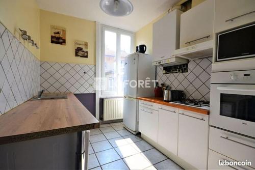 Photo de la galerie de l'établissement Grand appartement lumineux, à Saint-Étienne