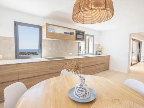 eine Küche mit einem Holztisch mit einer Vase darauf in der Unterkunft Spectacular Son Bou Villa 3 Bedrooms Villa Carosant Panoramic Sea Views in Son Bou
