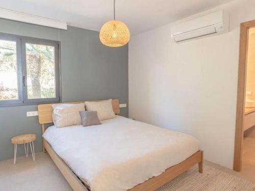 ein Schlafzimmer mit einem großen Bett in einem Zimmer in der Unterkunft Spectacular Son Bou Villa 3 Bedrooms Villa Carosant Panoramic Sea Views in Son Bou