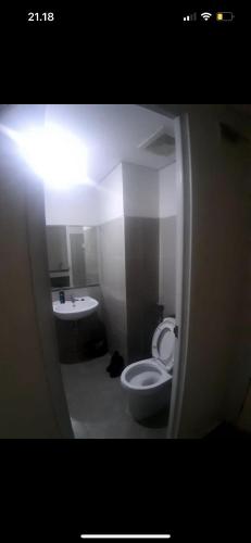 een badkamer met een wit toilet en een wastafel bij By thor Bintaro plaza residance in Pondoklang