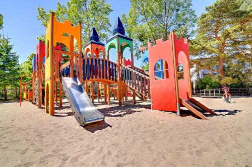 a playground with a slide in the sand at Primavera Jastrzębia Góra in Jastrzębia Góra