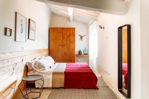 1 dormitorio con cama, mesa y espejo en Podere Castellare, en Pelago