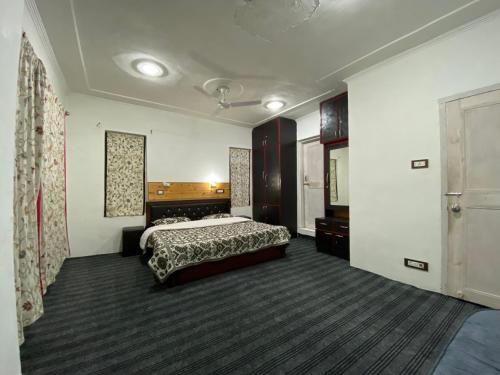 - une grande chambre avec un lit et une grande fenêtre dans l'établissement Serene Villa with Beautiful View of Glaciers, à Srinagar