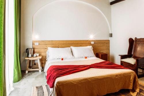 1 dormitorio con 1 cama grande con manta roja en Podere Castellare, en Pelago