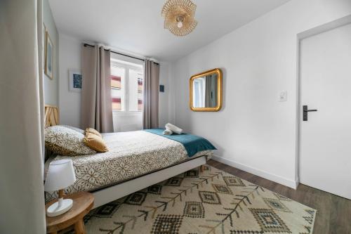 a bedroom with a bed and a window at Résidence Léon Blum - Appartements design - Parking in Clermont-Ferrand