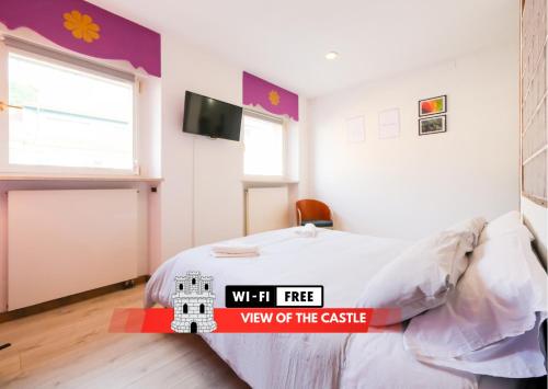 a bedroom with a bed with a wii free view of the castle at OPEN SPACE cenTro StoRIco UDinE in Udine
