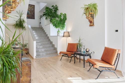un soggiorno con due sedie e una scala di Vuvulà a Francavilla al Mare
