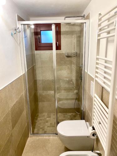 a bathroom with a shower and a toilet at Villa Ricciardi-Suite famigliare 1-zona Ostuni in Montalbano
