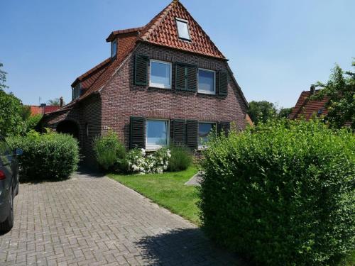 a brick house with a gambrel roof at Nordapart Anne Bessrich in Butjadingen