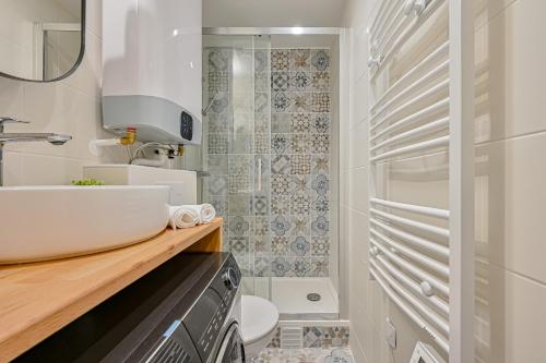 a bathroom with a sink and a toilet at Studio Parisien in Paris