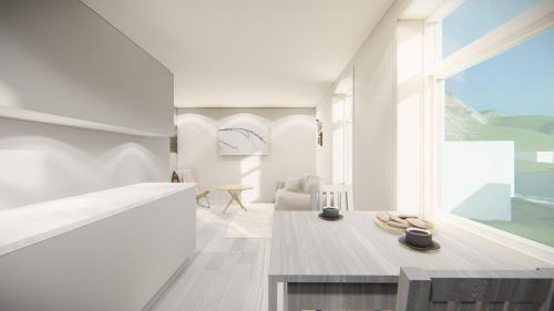 バルスタにあるBallstad Apartment Bのテーブルと大きな窓のあるリビングルーム