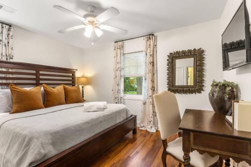 een slaapkamer met een bed, een bureau en een raam bij Discover Decatur in Decatur