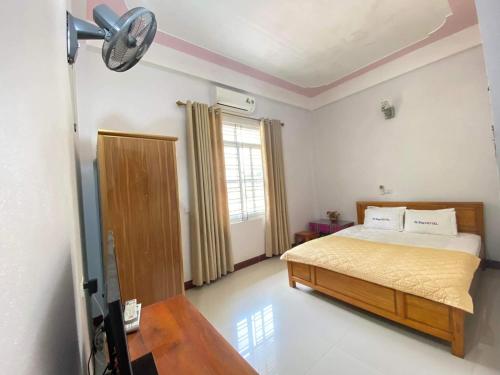 1 dormitorio con cama y ventana en Khách sạn Việt Hoàng, en Bảo Lạc