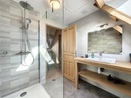 ein Bad mit einem Waschbecken und einer Dusche in der Unterkunft Ty Breignou Coz superbe demeure bretonne in Bourg-Blanc