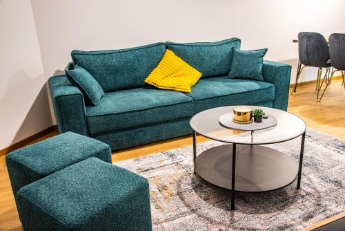 a living room with a green couch and a coffee table at Apartman Besta in Banja Luka