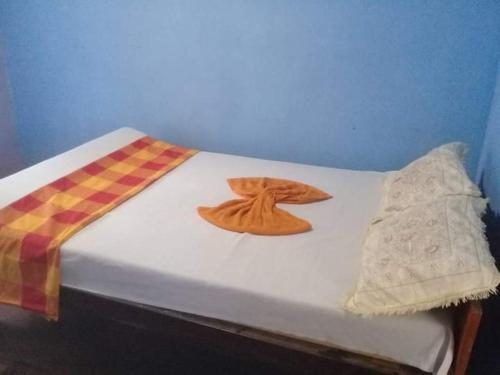 Una pequeña cama con una estrella encima. en Thurusewana guest, en Anuradhapura