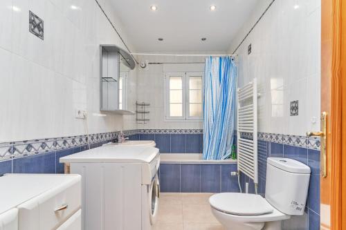 a bathroom with a toilet and a sink at Villa Thomas in Frigiliana