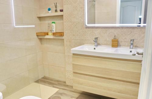 uma casa de banho com um lavatório e um espelho em Apartamento Angel em San Fernando
