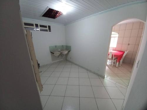 La salle de bains est pourvue d'un lavabo et d'une table. dans l'établissement Apartamento bem localizado, à Diamantina