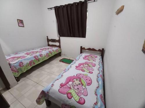 - une chambre avec 2 lits dans l'établissement Apartamento bem localizado, à Diamantina