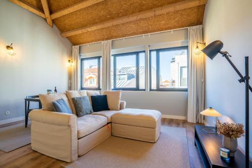 ein Wohnzimmer mit einem Sofa und einigen Fenstern in der Unterkunft Sta Catarina 632 by LovelyStay in Porto
