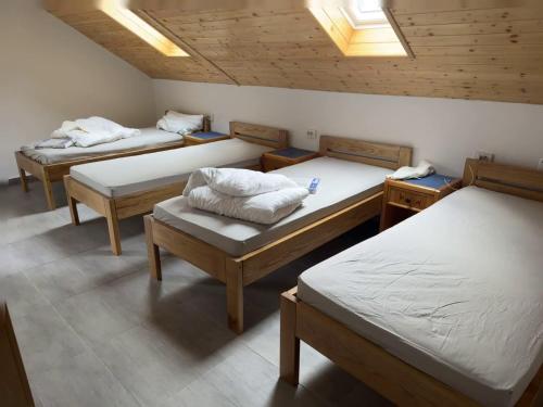 Habitación con 3 camas en una habitación en Apartmani za radnike Stupno, 