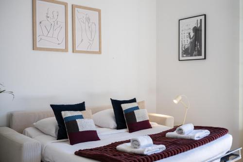 - un salon avec un canapé et des oreillers dans l'établissement MAJESTIC - Somptueux studio en plein coeur de Menton, à Menton