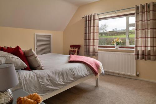 1 dormitorio con cama y ventana grande en Finest Retreats - Tan-Y-Dderwen, en Aberhafesp