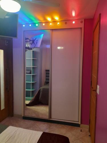 リオデジャネイロにあるSuíte confortavelのスライド式ガラスドア付きのベッドルーム1室