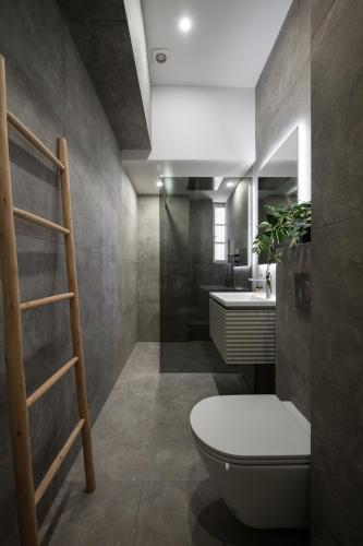 une salle de bain avec toilettes et lavabo dans l'établissement MAJESTIC - Somptueux studio en plein coeur de Menton, à Menton