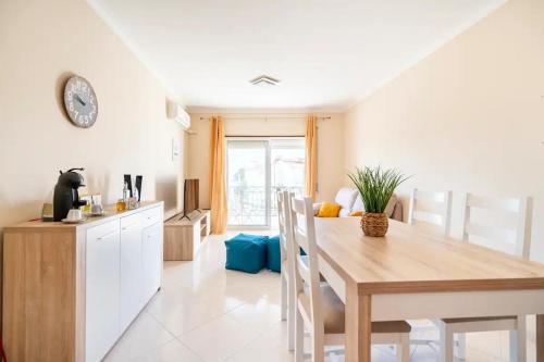 a kitchen and dining room with a table and chairs at Fantástico T2 AC Wi-FI e TV Cabo 2WC Toalhas e Lençóis in Altura