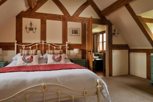 ein Schlafzimmer mit einem großen Bett in einem Zimmer in der Unterkunft Finest Retreats - Ty Nant in Aberhafesp