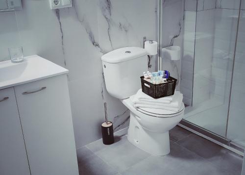 uma casa de banho branca com um WC e um chuveiro em Apartamento La Paz em Torrellano